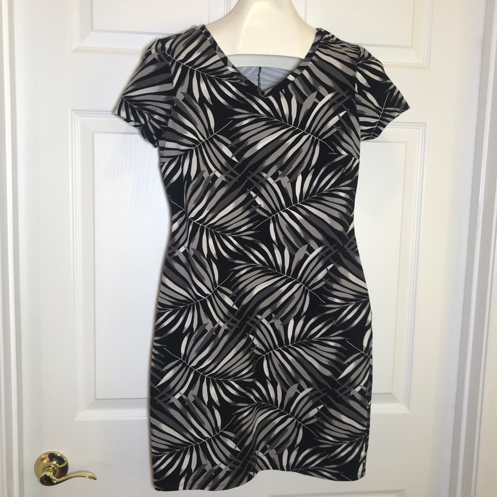 Old Navy Short Sleeved Palm Leaf Printed Dress